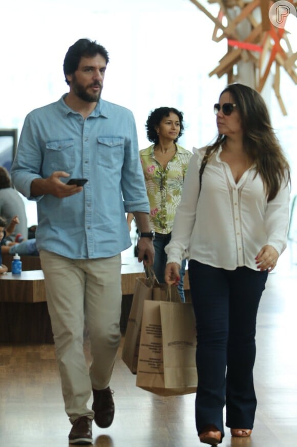 Rodrigo Lombardi e Betty Baumgarten passearam por um shopping do Rio