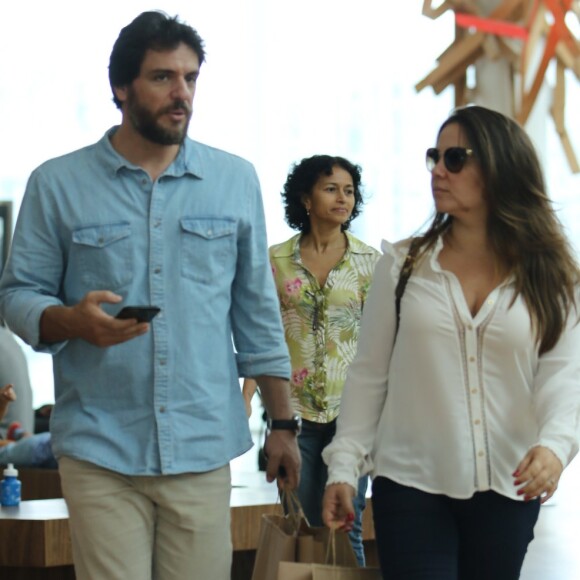 Rodrigo Lombardi e Betty Baumgarten passearam por um shopping do Rio