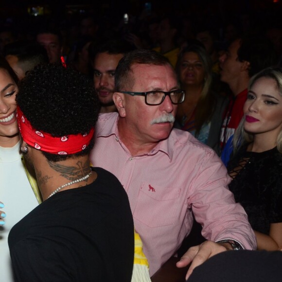 Neymar disse que Bruna Marquezine tem que cuidar dele após os jogos 