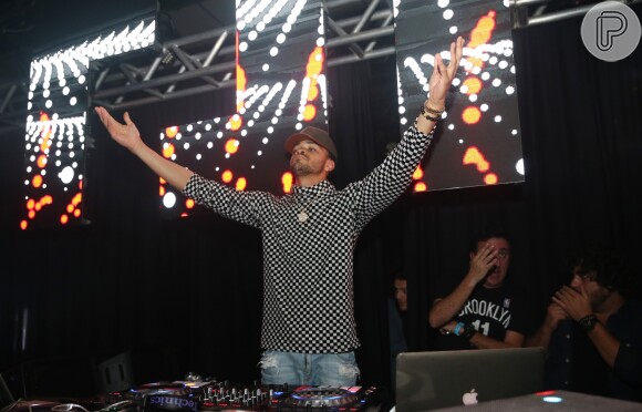 O DJ Maejor, amigo de Justin Bieber, foi o anfitrião da festa promovida pela marca John John em São Paulo, na noite deste sábado (1)