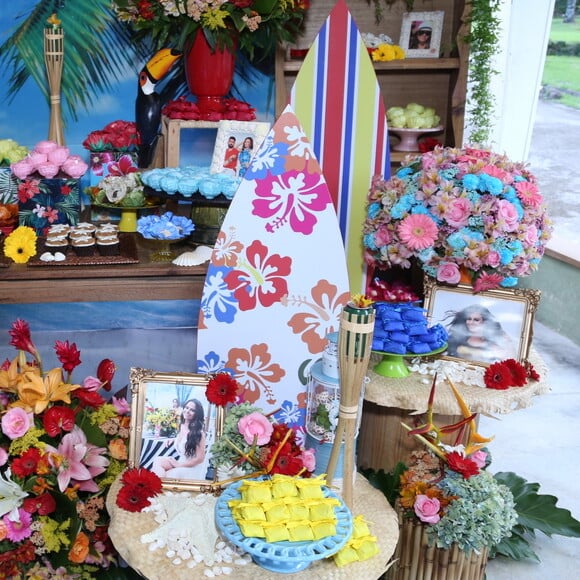 Viviane Araújo ganha festa surpresa dos fãs com tema tropical