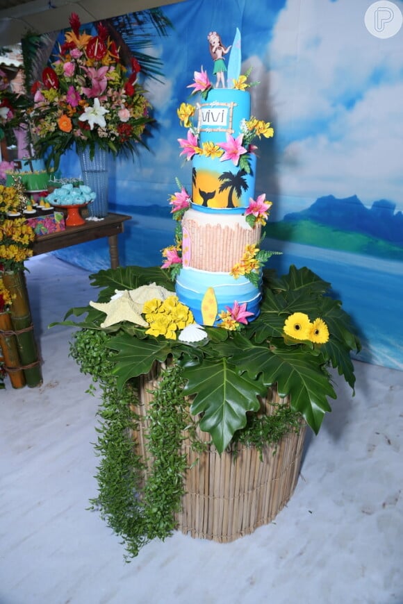 Viviane Araújo ganhou festa havaiana com direito a bolo hula-hula, decoração personalizada, presença do grupo de pagode 'Inocentes', ao vivo, e fantasia temática