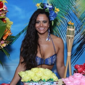 Viviane Araújo posa para as fotos e exibe decoração de festa tropical