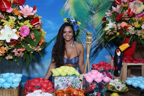Viviane Araújo posa para as fotos e exibe decoração de festa tropical