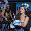 Viviane Araújo toca tamborim em sua festa de aniversário