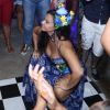 Viviane Araújo dança funk e rebola até o chão em festa surpresa