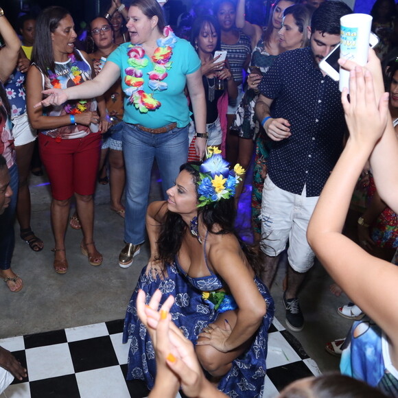 Viviane Araújo dança funk e rebola até o chão em festa surpresa