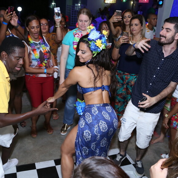 Viviane Araújo dança funk e rebola até o chão em festa de aniversário