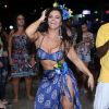 Viviane Araújo se fantasiou de havaiana em festa tropical feita de supresa pelo fã-clube 'Vivináticos Original'
