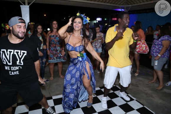 Viviane Araújo se fantasiou de havaiana em festa tropical feita de supresa pelo fã-clube 'Vivináticos Original'