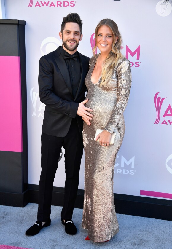 Grávida, Lauren Gregory Akins, mulher do cantor Thomas Rhett, chamou a atenção na 52ª edição do Country Music Awards, realizada no Toshiba Plaza, em Las Vegas, neste domingo, 2 de abril de 2017