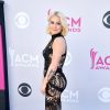 RaeLynn usou um vestido com transparência e bordados em preto na 52ª edição do Country Music Awards, realizada no Toshiba Plaza, em Las Vegas, neste domingo, 2 de abril de 2017