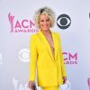 A cantora CAM apostou em um conjunto de blazer e calça na cor amarela para a 52ª edição do Country Music Awards, realizada no Toshiba Plaza, em Las Vegas, neste domingo, 2 de abril de 2017