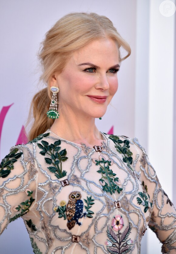 Nicole Kidman optou por brincos compridos e usou o cabelo peso na 52ª edição do Country Music Awards, realizada no Toshiba Plaza, em Las Vegas, neste domingo, 2 de abril de 2017