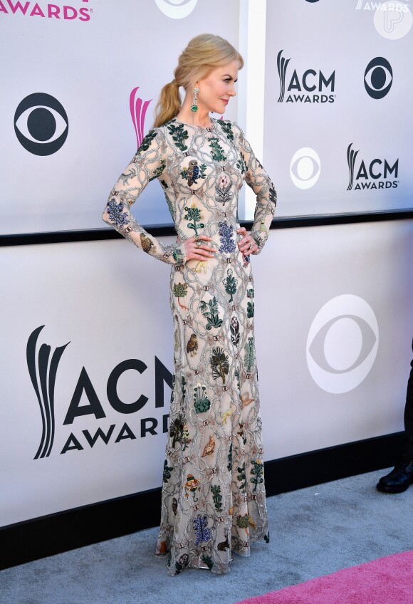 Nicole Kidman usou um vestido com bordado que formavam imagens de plantas e animais na 52ª edição do Country Music Awards, realizada no Toshiba Plaza, em Las Vegas, neste domingo, 2 de abril de 2017