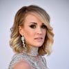 Carrie Underwood deixou o cabelo solto e investiu em uma maquiagem mais escura para a 52ª edição do Country Music Awards, realizada no Toshiba Plaza, em Las Vegas, neste domingo, 2 de abril de 2017