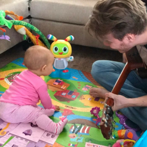 Thais Fersoza mostrou o marido, Michel Teló, tocando violão para filha, Melinda, em foto nesta segunda-feira, 3 de abril de 2017