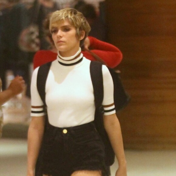 Isabella Santoni andou sozinha pelo shopping em 3 de abril de 2017