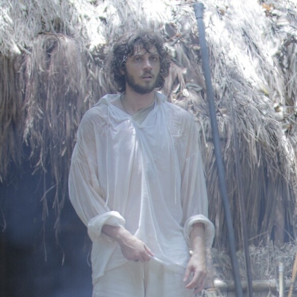 Joaquim (Chay Suede) descobre que sua missão na aldeia e se alia aos índios, na novela 'Novo Mundo'