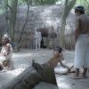 Joaquim (Chay Suede) avisa aos índios da aldeia sobre a aproximação dos jagunçoes, na novela 'Novo Mundo'