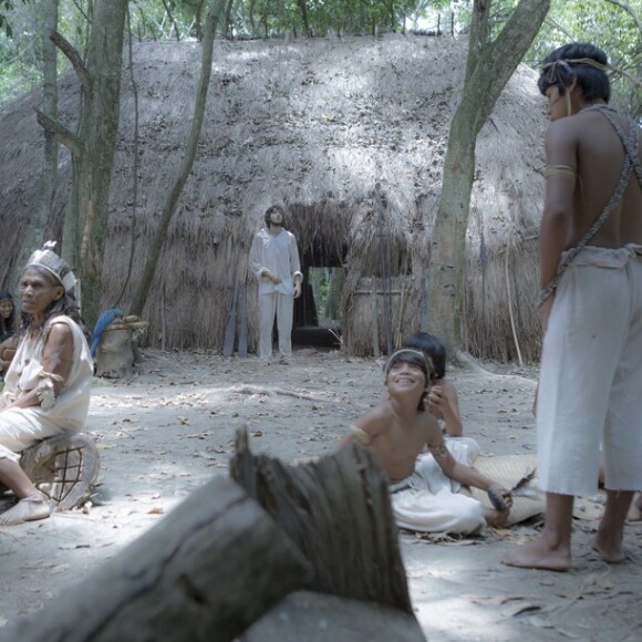 Joaquim (Chay Suede) avisa aos índios da aldeia sobre a aproximação dos jagunçoes, na novela 'Novo Mundo'
