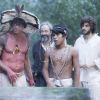 Joaquim (Chay Suede) treina junto dos índios para enfrentarem os futuros aliados, na novela 'Novo Mundo'