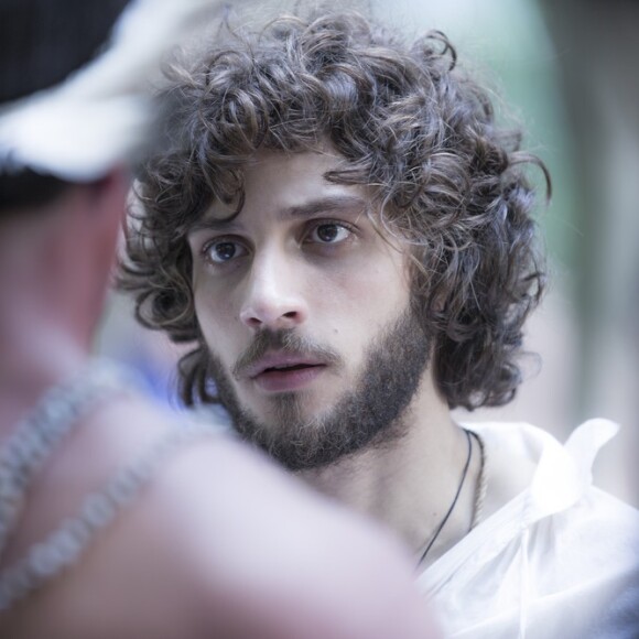 Joaquim (Chay Suede) atende ao pedido de Guayi (Diogo Oliveira) e resolve ajudar os índios, na novela 'Novo Mundo'
