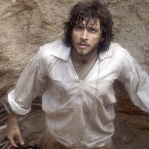 Joaquim (Chay Suede) descobre sua missão na aldeia e, junto dos índios, enfrenta jagunços e outra tribo, na novela 'Novo Mundo'