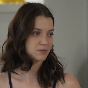 júlia (Nathalia Dill) resolve se afastar de Gui (Vladimir Brichta), achando que Diana (Alinne Moraes) está grávida dele, na novela 'Rock Story'