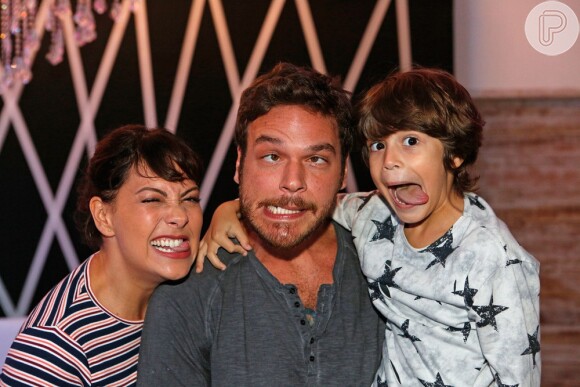 Emilio Dantas e a namorada, Fabiula Nascimento, posam o ator mirim que interpreta o filho dele em 'A Força do Querer'
