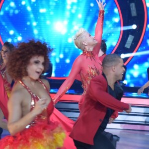 Xuxa dançou na estreia do 'Dancing Brasil'