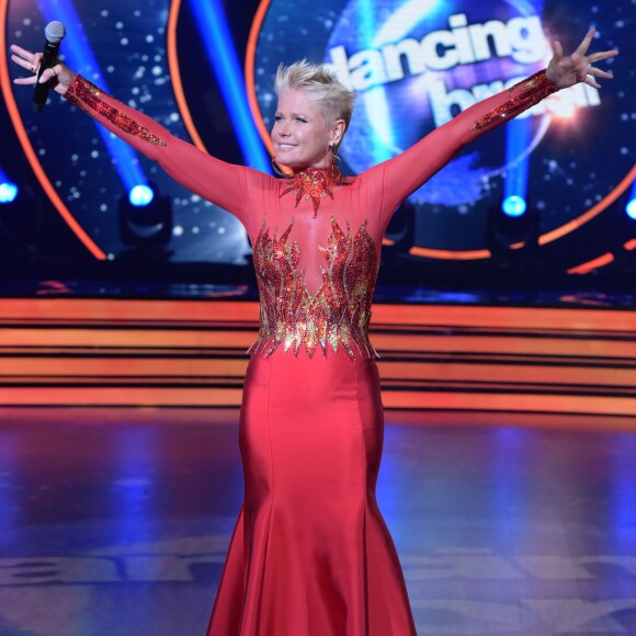 Xuxa apostou em um vestido longo e justo para o 'Dancing Brasil'