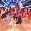 Xuxa ficou no meio dos bailarinos do 'Dancing Brasil'
