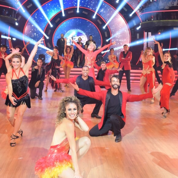 Xuxa ficou no meio dos bailarinos do 'Dancing Brasil'