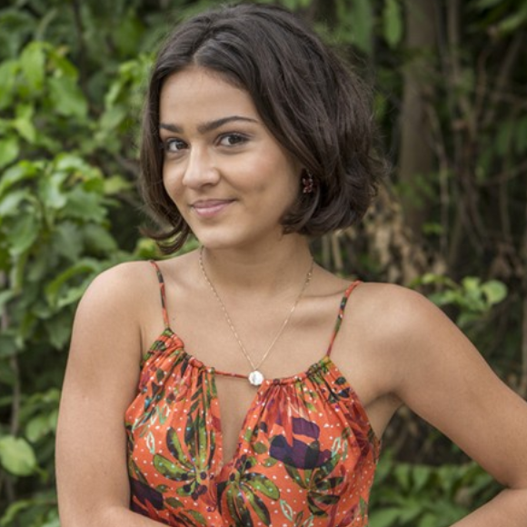 Giullia Buscacio estava com os cabelos bem curtinhos antes de mudar o visual para sua personagem na novela 'Novo Mundo'
