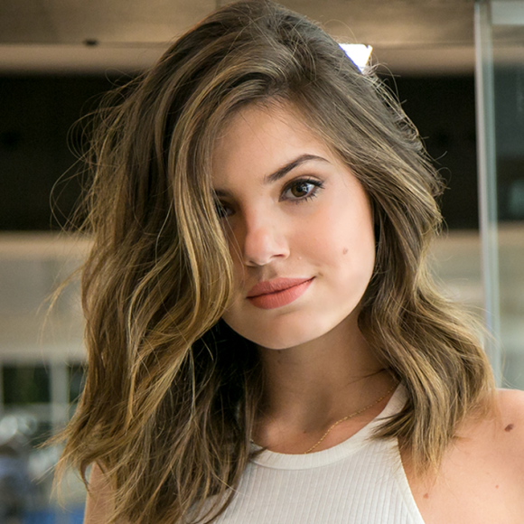 Camila Queiroz posou segurando um cartaz com os dizeres da campanha: 'Mexeu com uma, mexeu com todas'