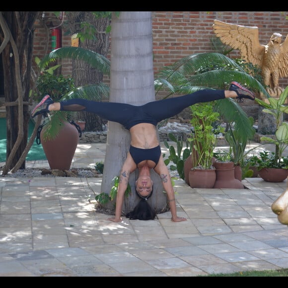 Aline Riscado mostrou ter bastante flexibilidade e equilíbrio durante alongamento na manhã desta terça-feira, 4 de março de 2017