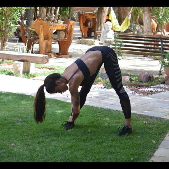 A atriz Aline riscado mostrou ter bastante flexibilidade durante alongamento, na manhã desta terça-feira, 4 de março de 2017