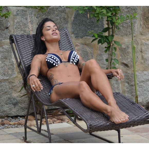 Aline Riscado posou de biquíni e mostrou o corpo supersarado na manhã desta terça-feira, 4 de março de 2017