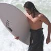 Tiago Iorc foi clicado com sua prancha de surfe na praia da Macumba