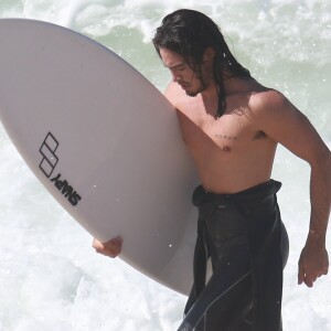 Tiago Iorc foi clicado com sua prancha de surfe na praia da Macumba