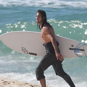 Tiago Iorc surfou sozinho em 4 de abril de 2017