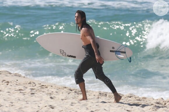 Tiago Iorc surfou sozinho em 4 de abril de 2017