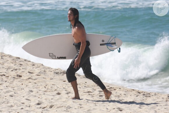 Tiago Iorc estava com uma roupa adequada ao surfe