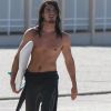 Tiago Iorc exibiu o cabelo longo na praia da Macumba