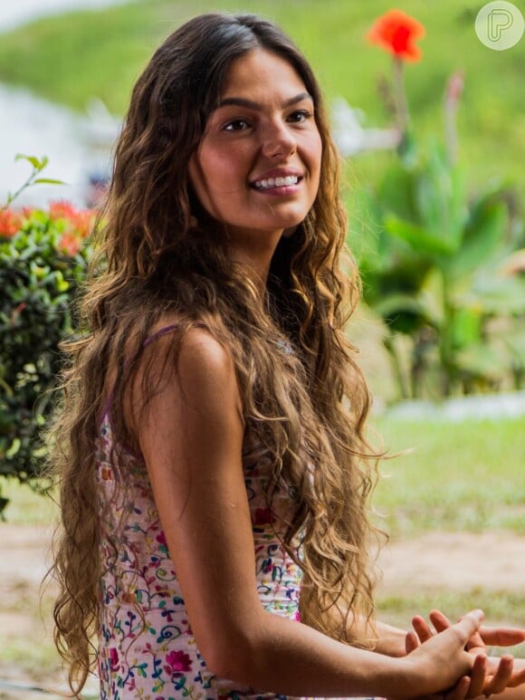 Isis Valverde adotou os cabelos bem compridos para viver a personagem Ritinha, em 'A Força do Querer'