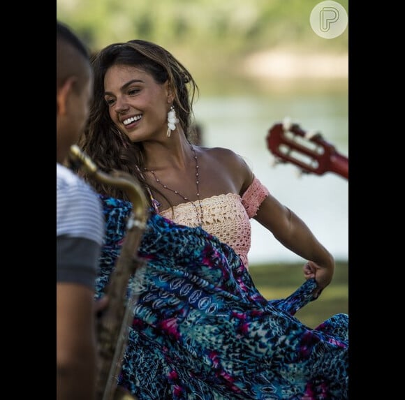 Natália Duran, figurinista de 'A Força do Querer', investiu em roupas bem coloridas e artesanais