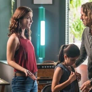 Diana (Alinne Moraes) fica mal ao ver a filha se divertindo com Gui (Vladimir Brichta) e Júlia (Nathalia Dill), na novela 'Rock Story'