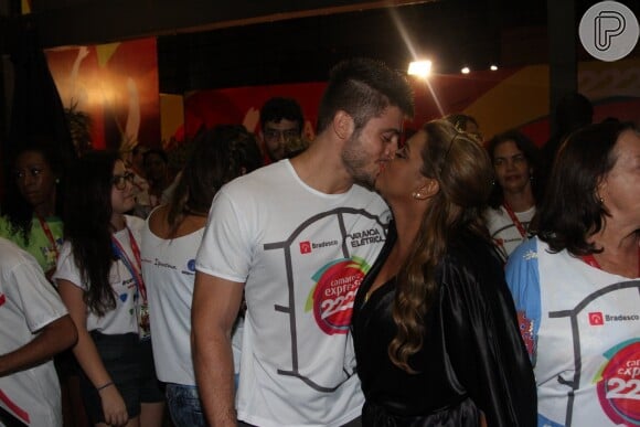 Preta Gil beija o noivo, Rodrigo Godoy, no camarote Expresso 2222, em Salvador no sábado, 1º de março de 2014