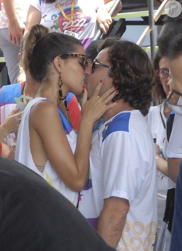 Emilio Orciollo Netto trocou beijos e carinhos com a namorada, Mariana Barreto, em Recife